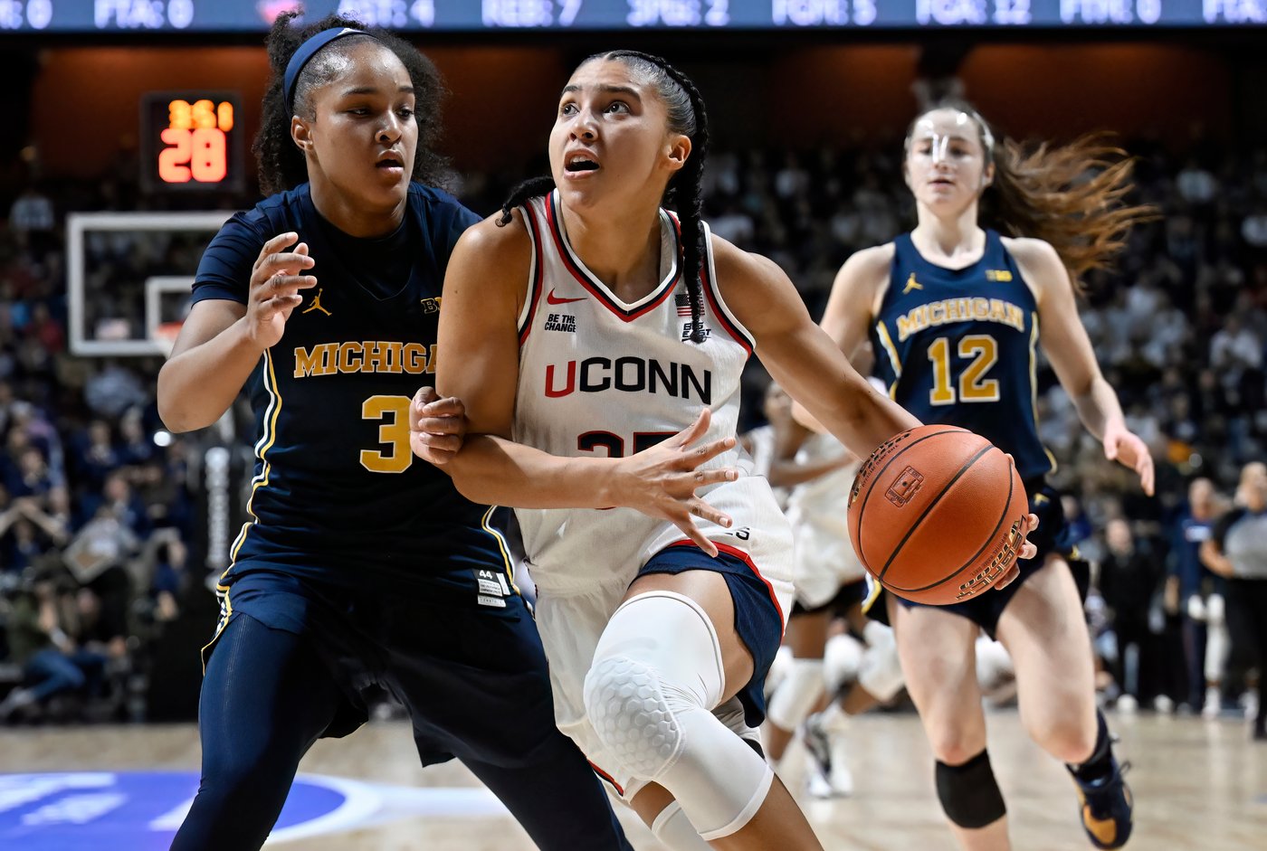 Fudd scores 24 points, Quinonez adds 21 as No. 1 UConn rolls past Utah 93-41 | iNFOnews.ca