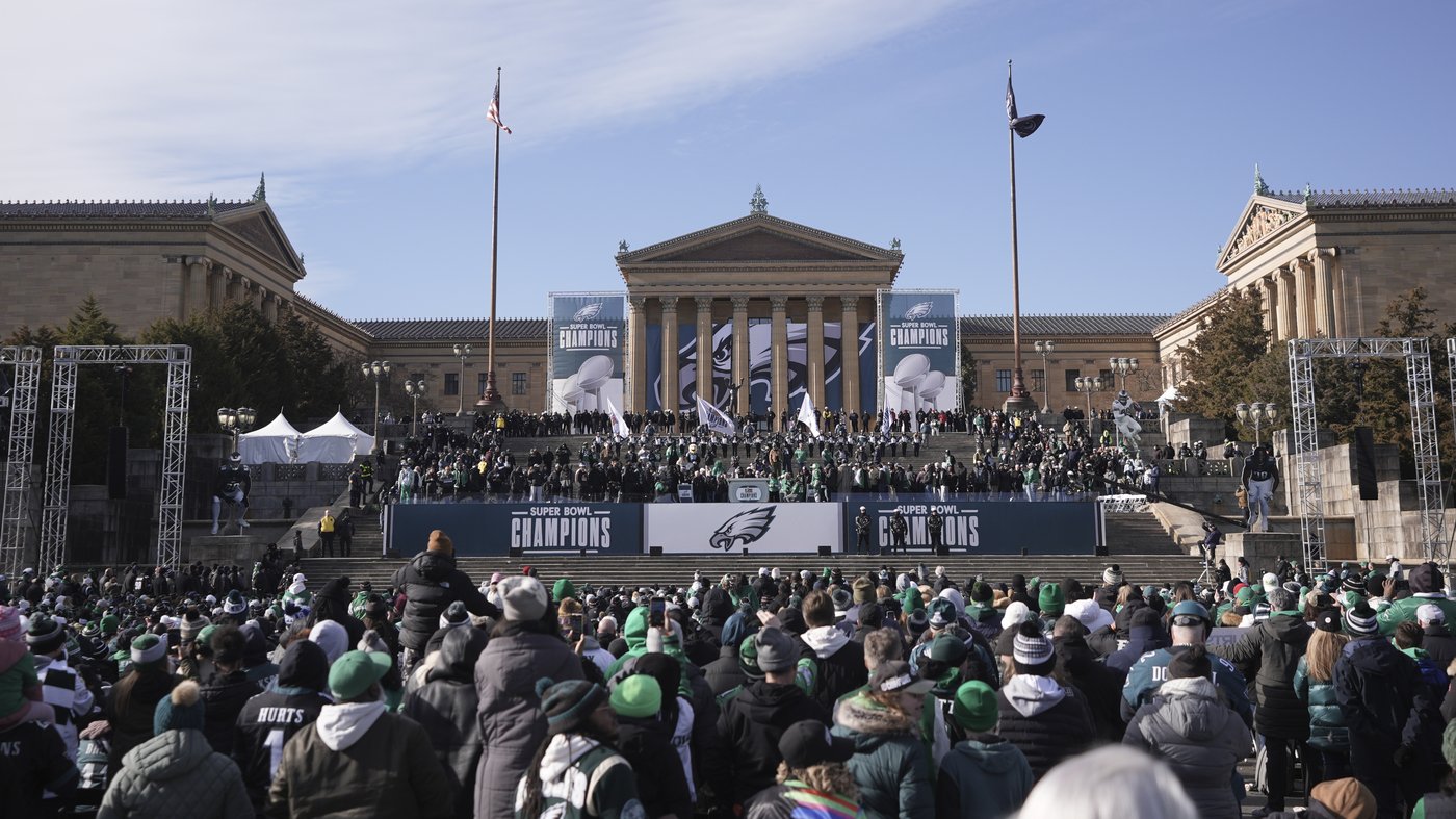Philadelphia turns green on Valentine’s Day to celebrate Super Bowl champions | iNFOnews.ca