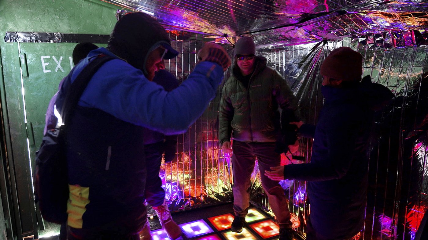 Thousands of people enjoy art on a frozen Minneapolis lake despite bone-chilling temperatures | iNFOnews.ca