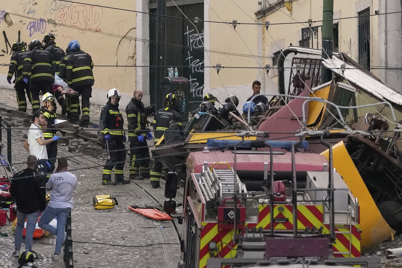 Famed streetcar in Lisbon, Portugal, derails and crashes, killing 15 people | iNFOnews.ca Famed streetcar in Lisbon, Portugal, derails and crashes, killing 15 people | iNFOnews.ca