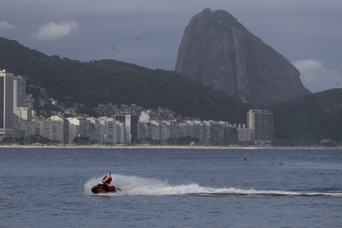 Brazilian Santa swaps sleigh for Jet Ski to deliver toys - and joy - to disabled children in Rio | iNFOnews.ca Brazilian Santa swaps sleigh for Jet Ski to deliver toys - and joy - to disabled children in Rio | iNFOnews.ca