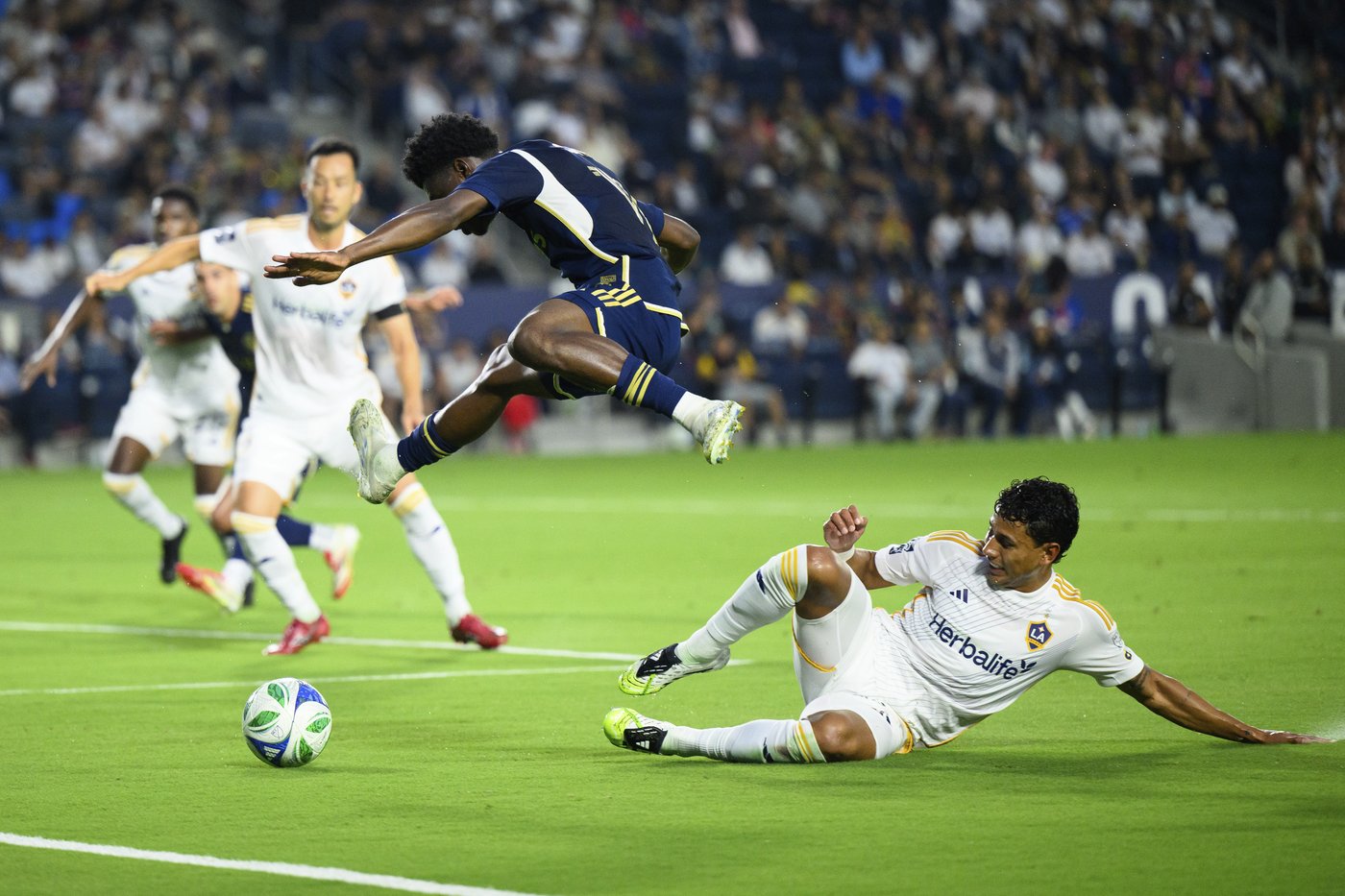 Paintsil scores 2 goals, Nascimento adds 1 goal, Galaxy beat Whitecaps 3-0 | iNFOnews.ca