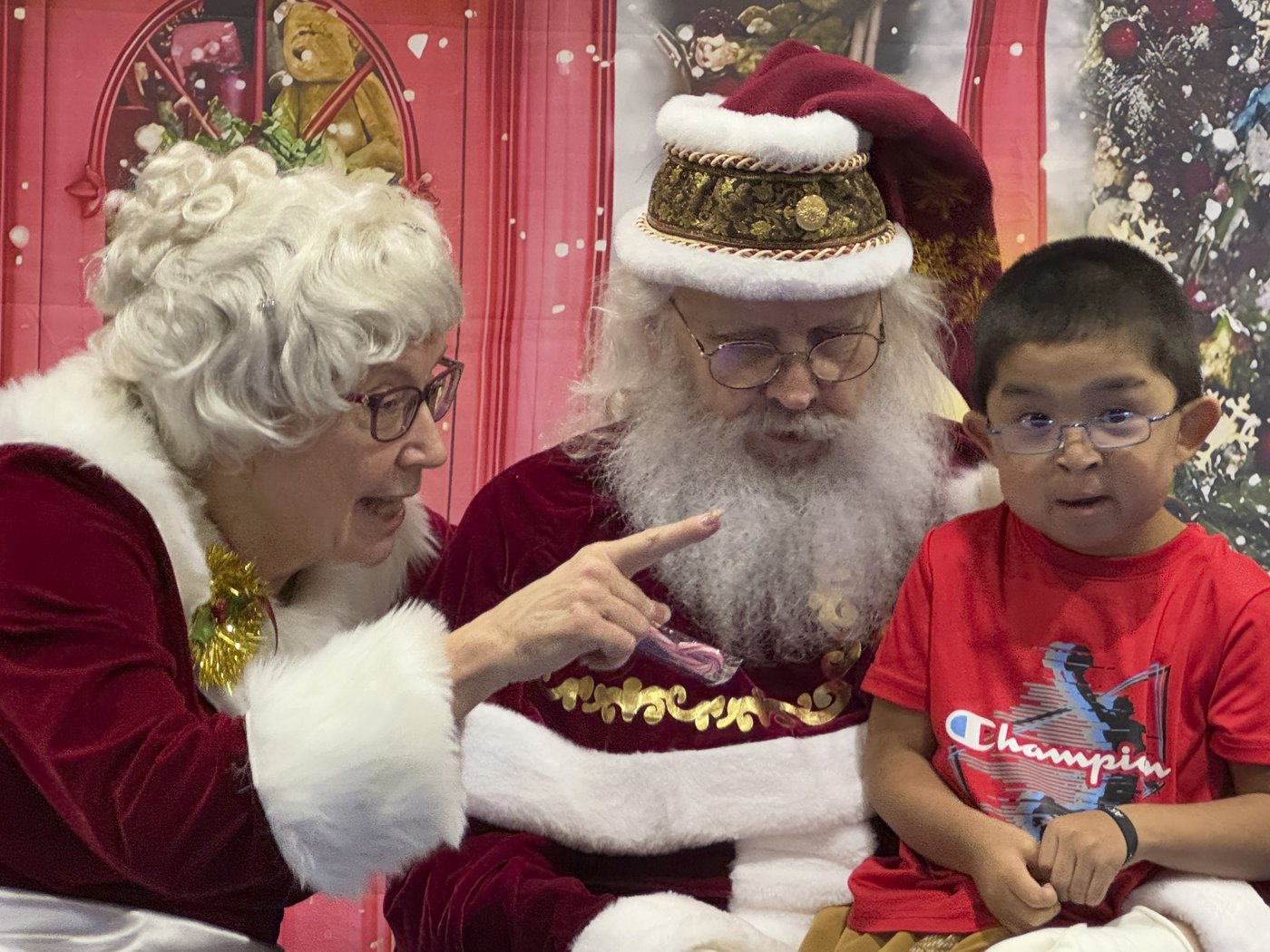 Santa and Mrs. Claus use military transports to bring Christmas to an Alaska Native village | iNFOnews.ca Santa and Mrs. Claus use military transports to bring Christmas to an Alaska Native village | iNFOnews.ca
