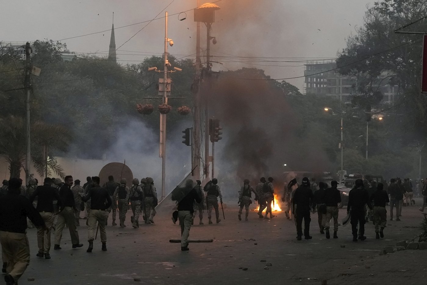 Pakistani police fire tear gas and charge protesters in Karachi | iNFOnews.ca Pakistani police fire tear gas and charge protesters in Karachi | iNFOnews.ca
