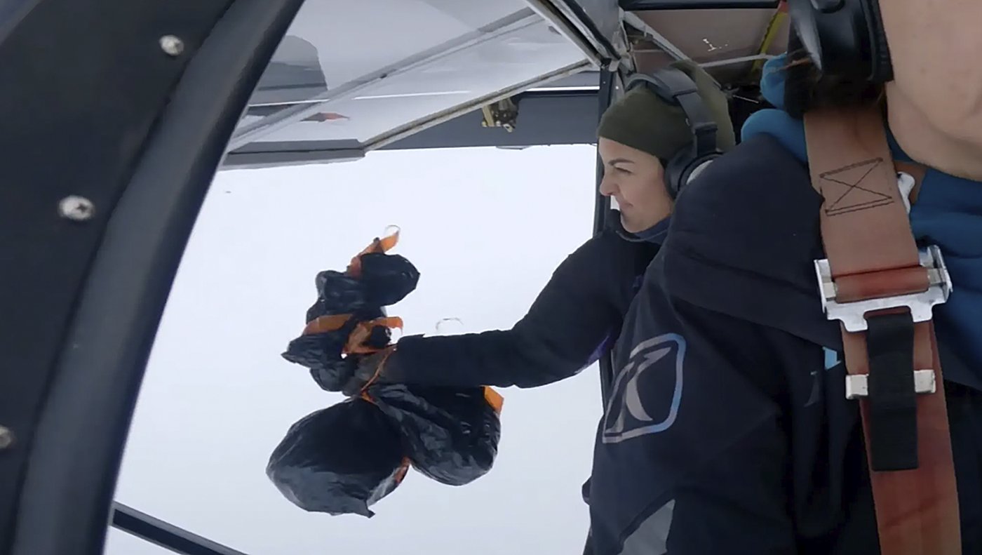'It's a bird! It's a plane!' In Alaska, it's both, with a pilot tossing turkeys to rural homes | iNFOnews.ca