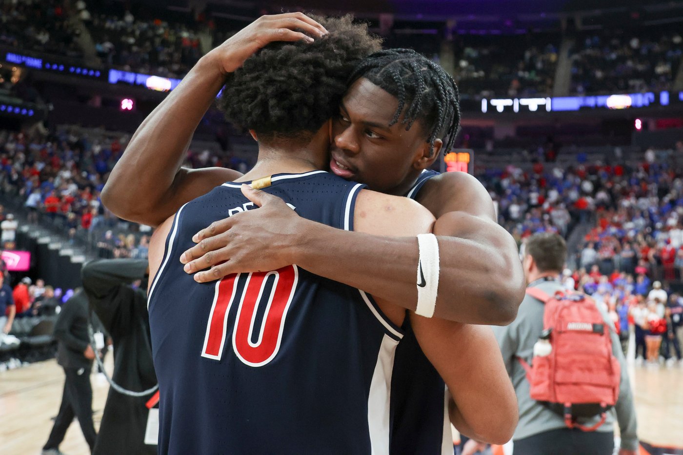 Freshman Koa Peat has dominant performance in debut for No. 13 Arizona vs. No. 3 Florida | iNFOnews.ca Freshman Koa Peat has dominant performance in debut for No. 13 Arizona vs. No. 3 Florida | iNFOnews.ca