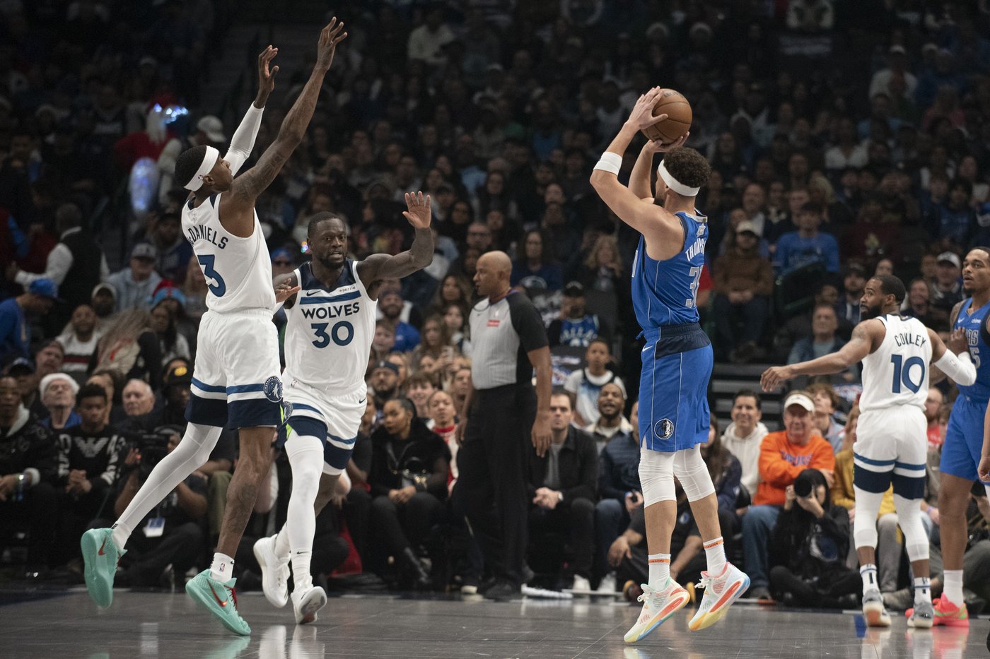 Edwards scores 26, Wolves hold on to beat Mavs 105-99 after Doncic injury | iNFOnews.ca