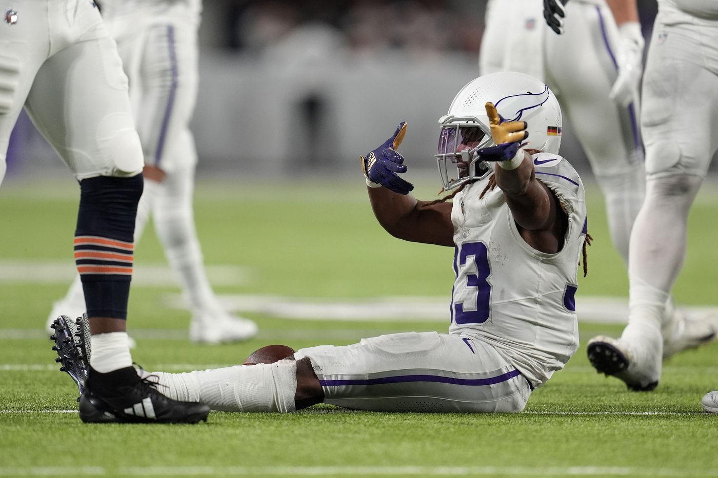Vikings win 7th straight to forge tie for NFC North lead with 30-12 blowout of reeling Bears | iNFOnews.ca