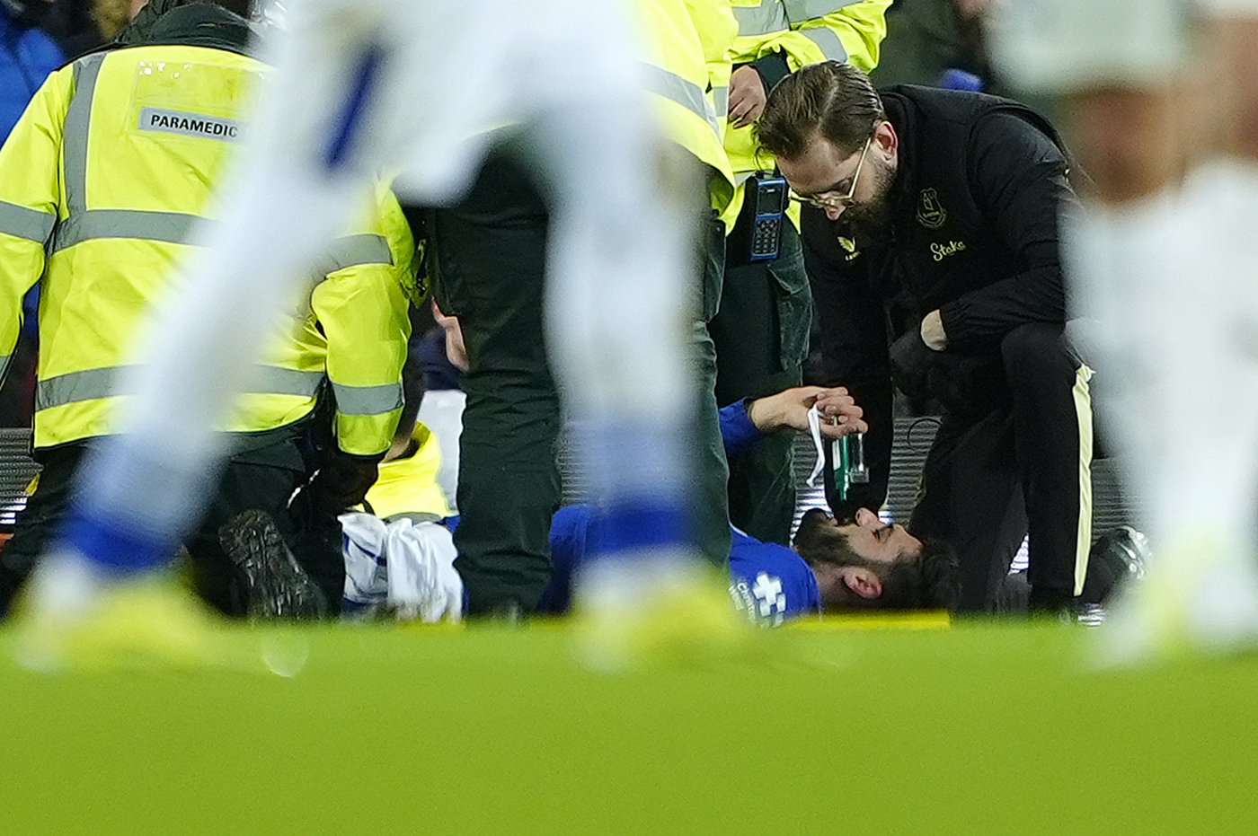 Everton striker Armando Broja given oxygen after leg injury against Peterborough | iNFOnews.ca Everton striker Armando Broja given oxygen after leg injury against Peterborough | iNFOnews.ca