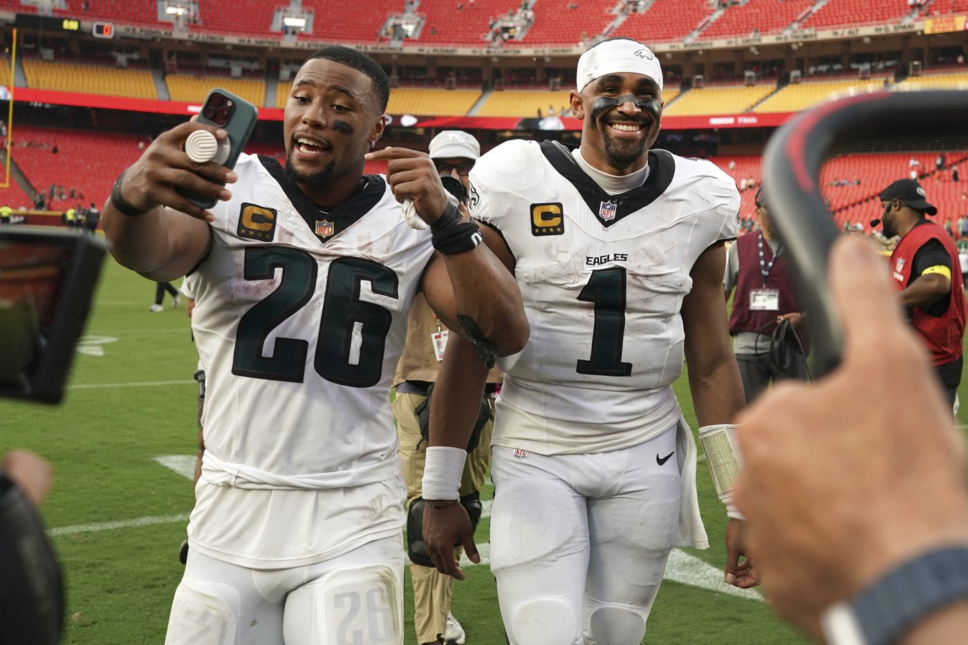 Eagles lay down the smack talk and silence tush-push doubters on way to undefeated start | iNFOnews.ca