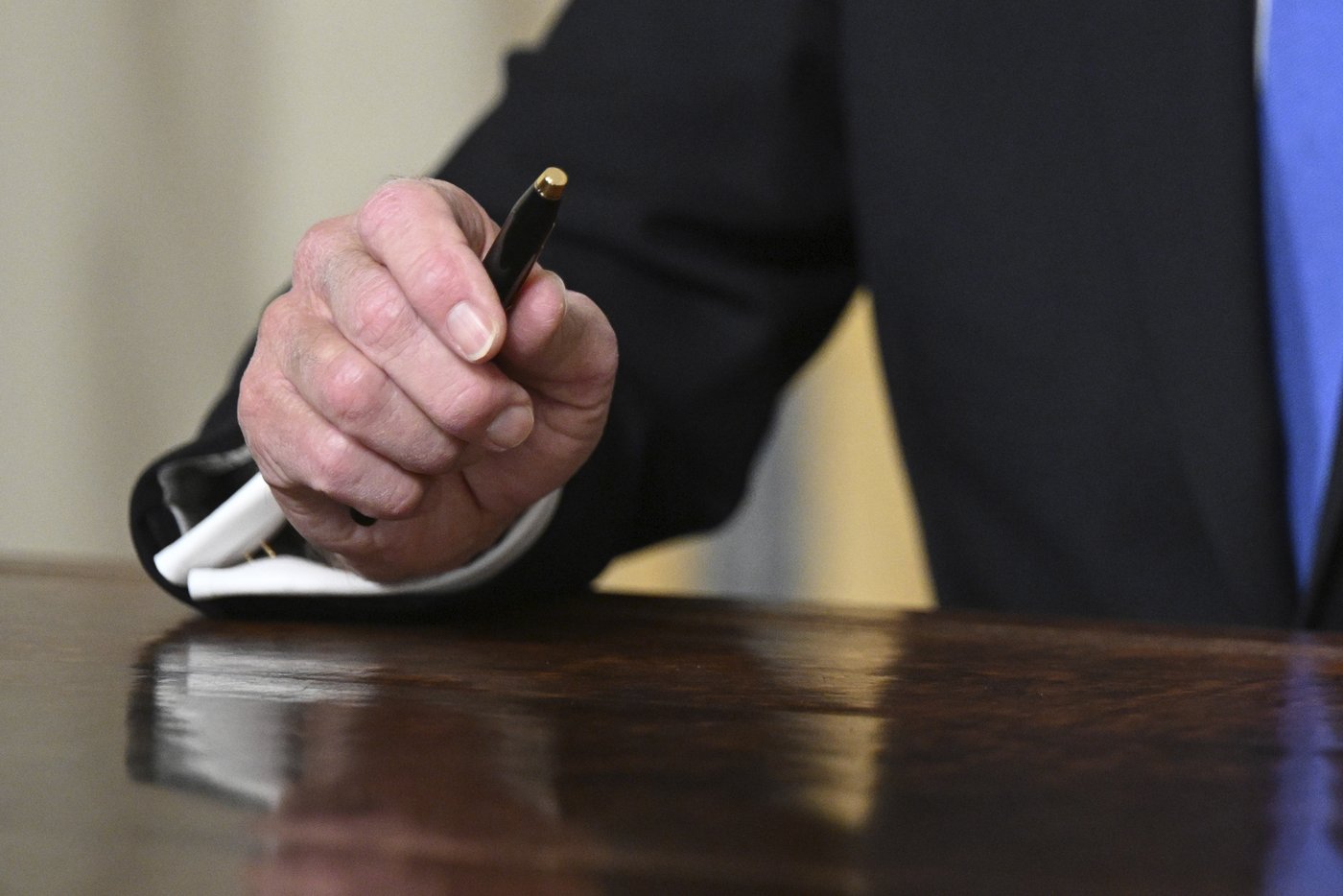 Biden got an Oval Office letter from Trump and may leave one in the desk himself. It’d be a first | iNFOnews.ca