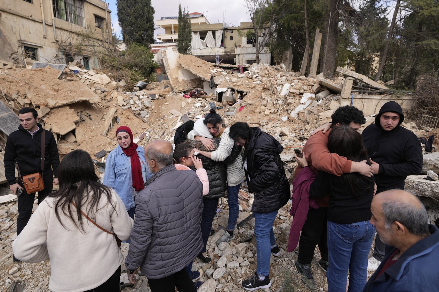Family returns to their Lebanese city to find a crater where their 50-year-old home once stood | iNFOnews.ca Family returns to their Lebanese city to find a crater where their 50-year-old home once stood | iNFOnews.ca
