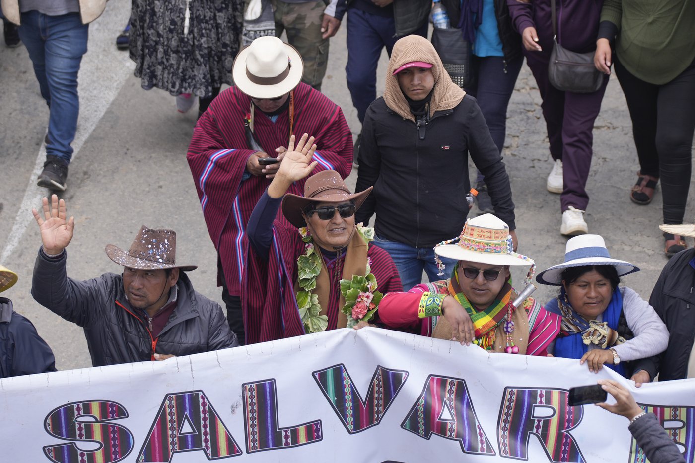 Rival protesters clash in Bolivia as ex-President Evo Morales leads a march to the capital | iNFOnews.ca Rival protesters clash in Bolivia as ex-President Evo Morales leads a march to the capital | iNFOnews.ca