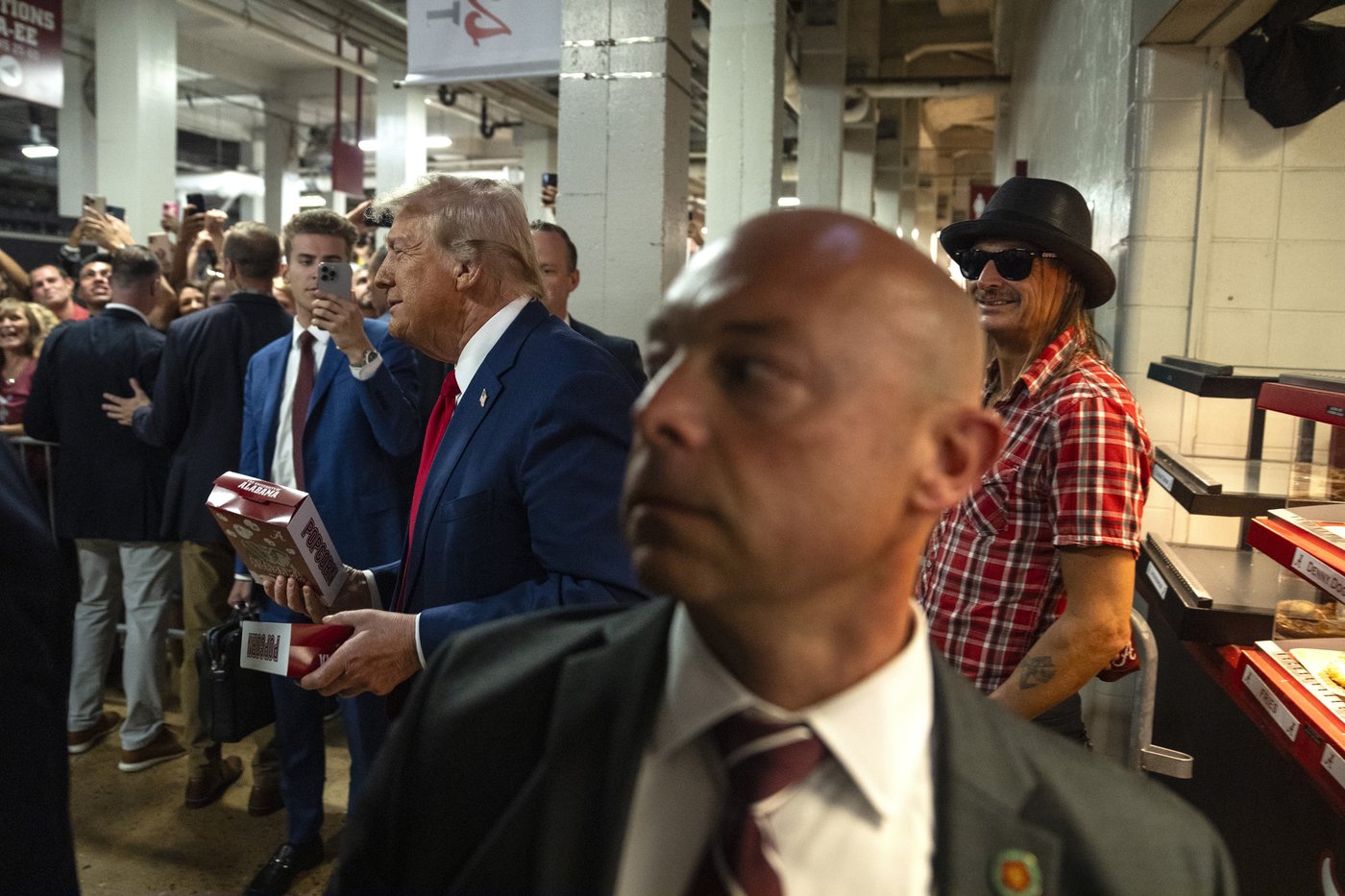 In Alabama, Trump goes from the dark rhetoric of his campaign to adulation of college football fans | iNFOnews.ca