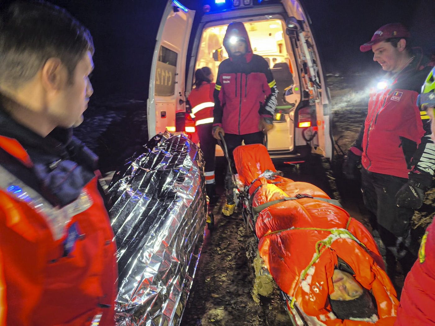 Ukrainian man fleeing war rescued with his kitten on a perilous journey through Romanian mountains | iNFOnews.ca Ukrainian man fleeing war rescued with his kitten on a perilous journey through Romanian mountains | iNFOnews.ca