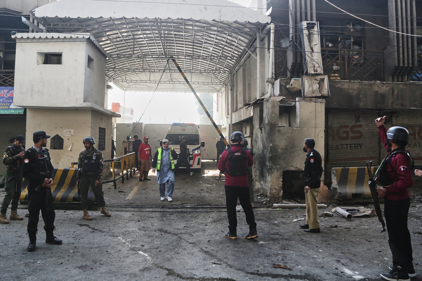 Suicide bombers strike security force headquarters in northwestern Pakistan, killing 3 officers | iNFOnews.ca Suicide bombers strike security force headquarters in northwestern Pakistan, killing 3 officers | iNFOnews.ca
