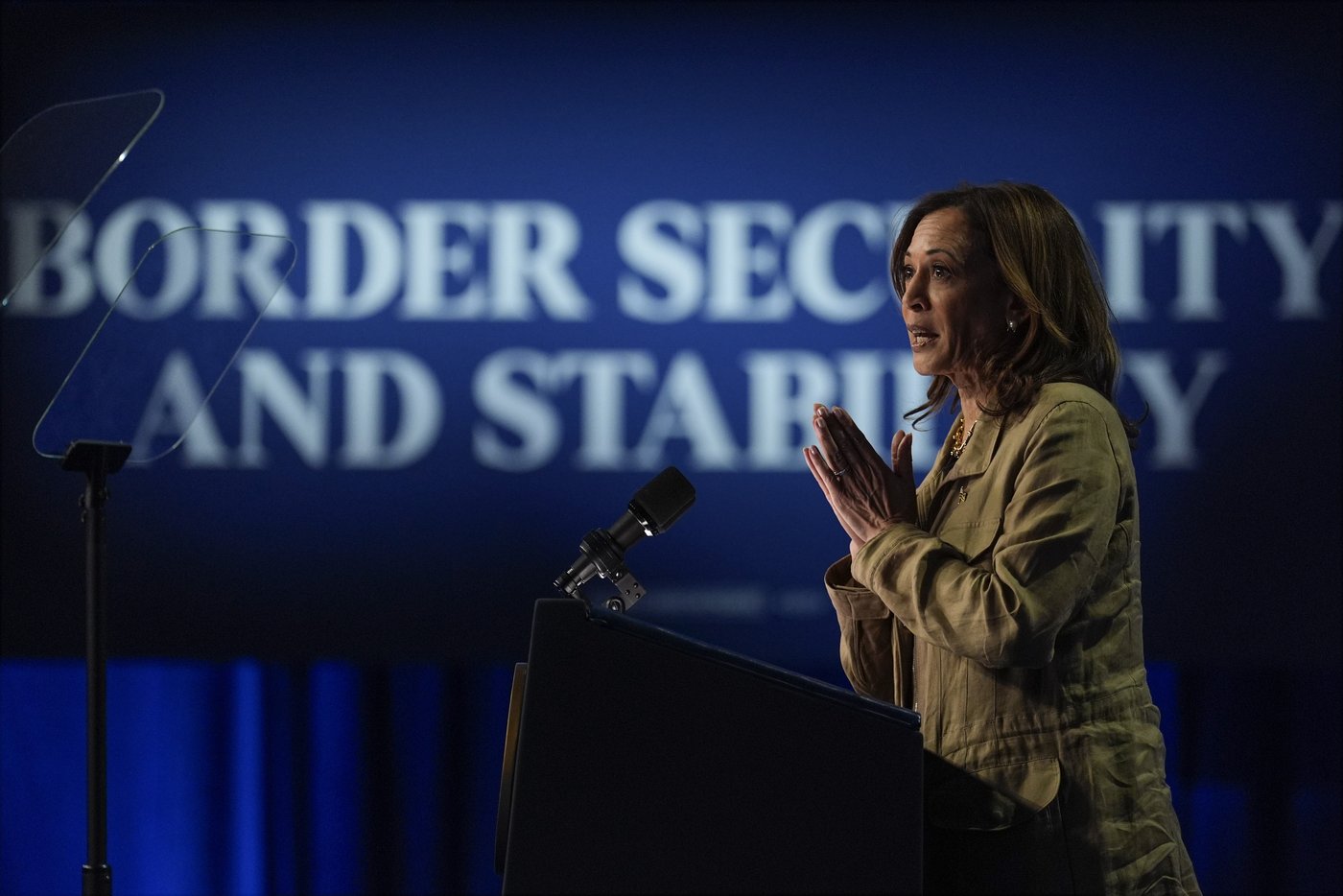 Harris walks fence at US-Mexico border as she works to project tougher stance on migration | iNFOnews.ca