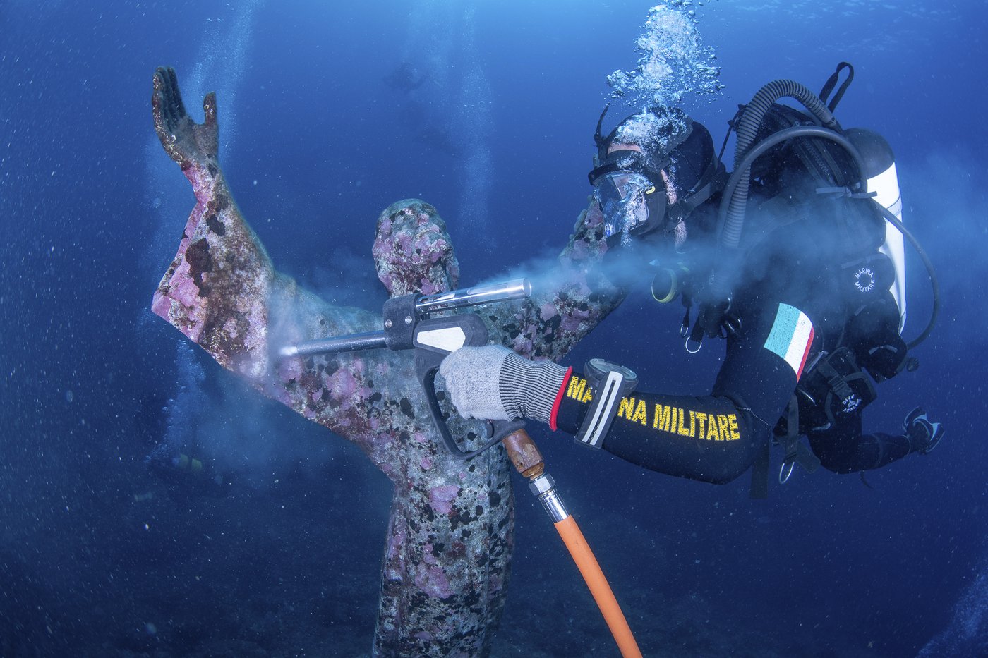 Italian divers water-blast the popular underwater statue of Christ off Portofino to clean it | iNFOnews.ca