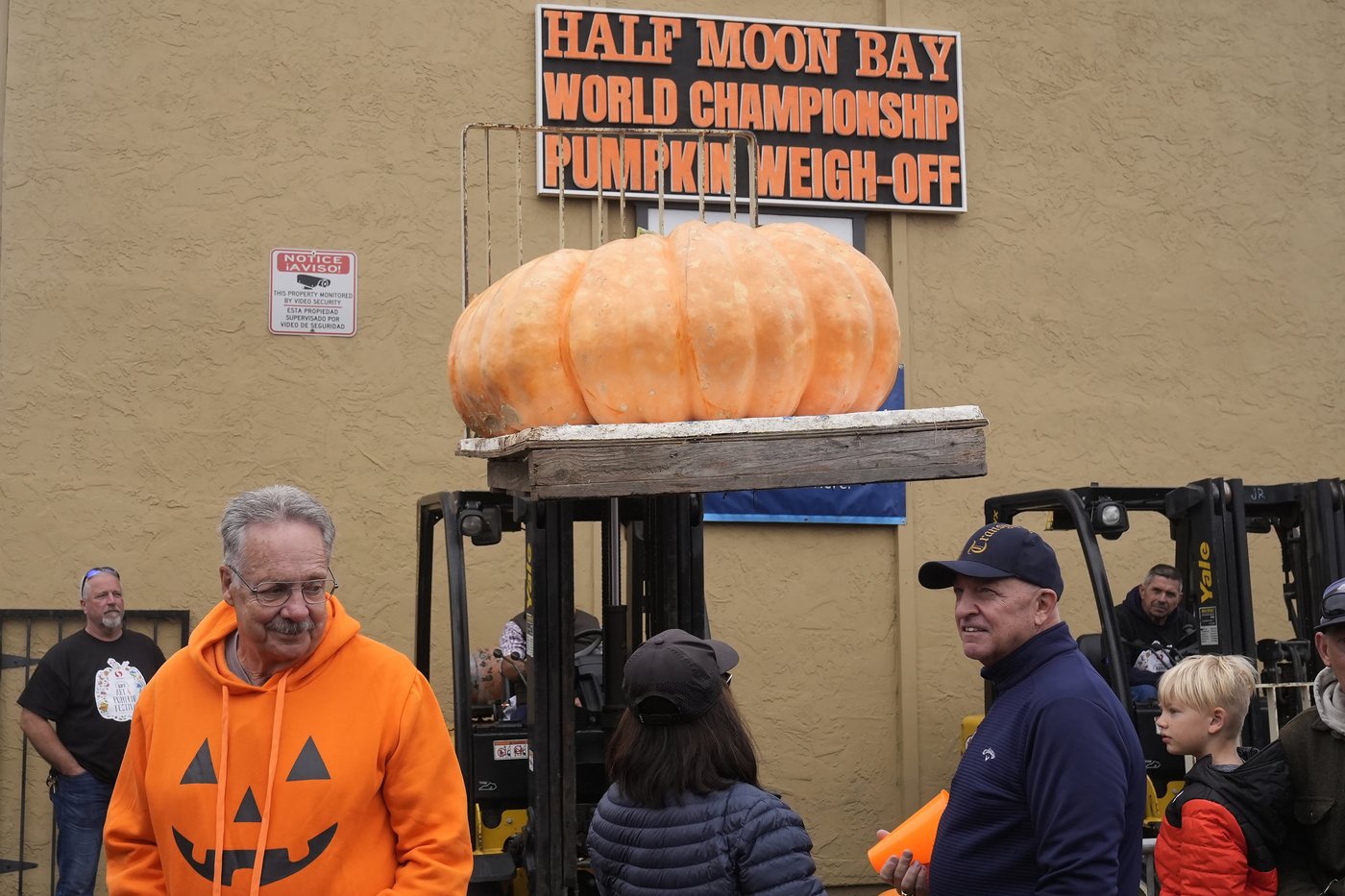 Pumpkin weighing 2,471 pounds wins California contest | iNFOnews.ca Pumpkin weighing 2,471 pounds wins California contest | iNFOnews.ca
