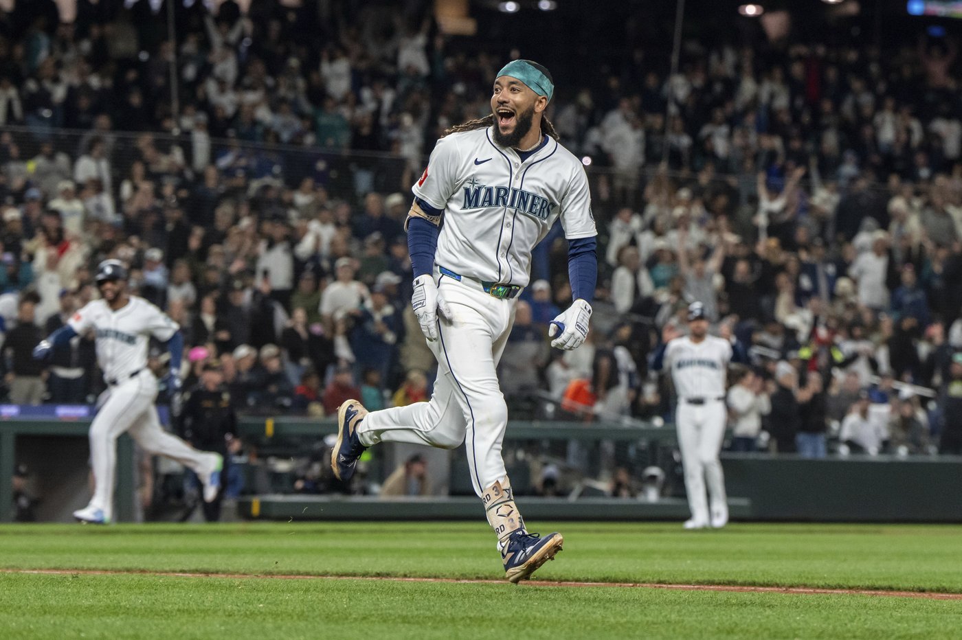 J.P. Crawford's single in the 11th gives Mariners 2-1 win over Yankees to end 4-game skid | iNFOnews.ca