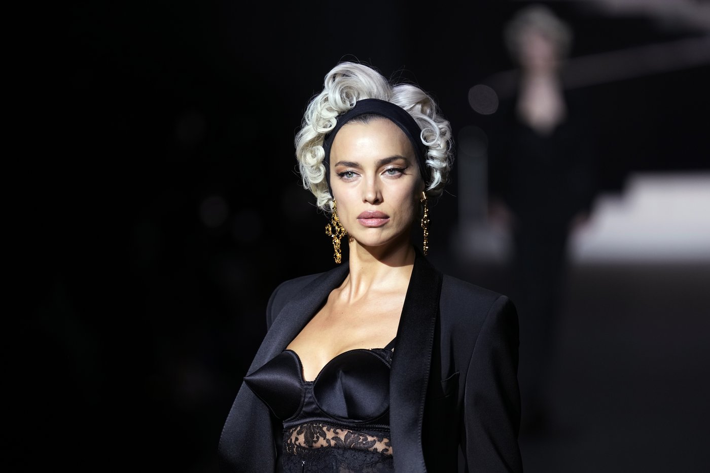Madonna makes veiled entrance to Dolce&Gabbana for show celebrating her 1990s heyday | iNFOnews.ca
