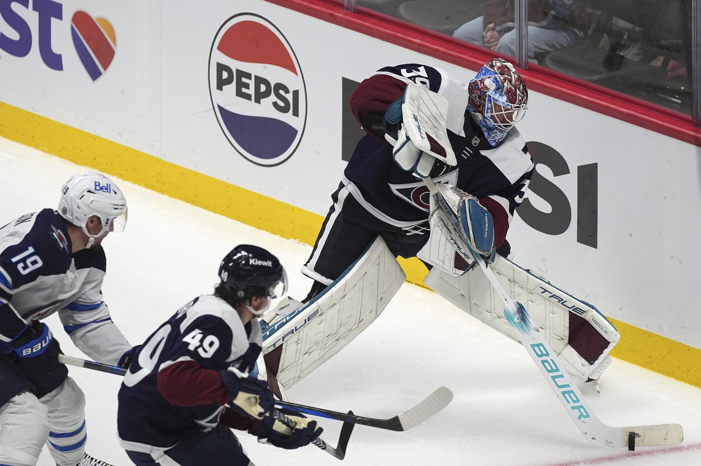 Mittelstadt leads Avalanche past NHL-leading Jets 5-2 | iNFOnews.ca