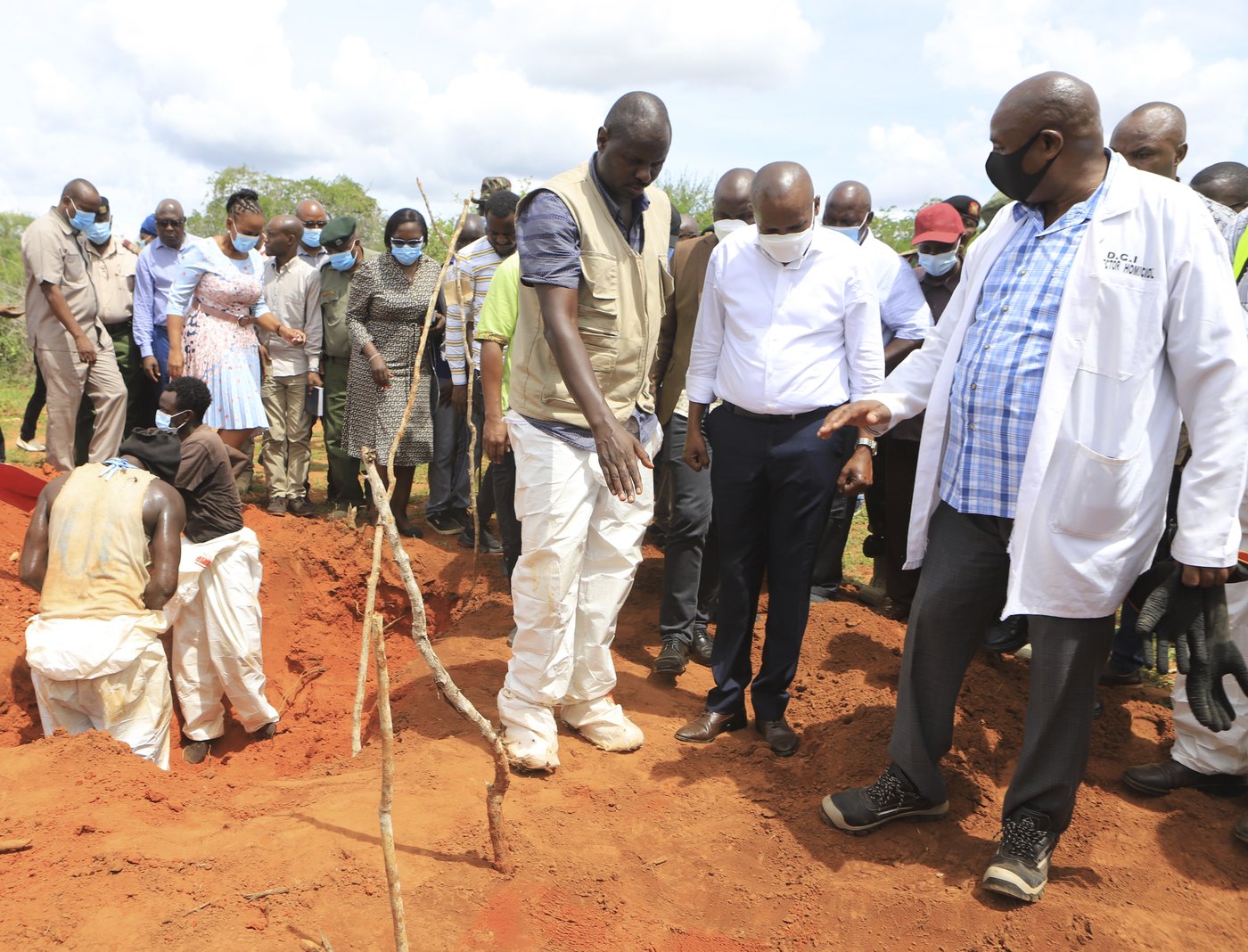 5 bodies are exhumed from shallow graves in Kenya near a doomsday cult site | iNFOnews.ca 5 bodies are exhumed from shallow graves in Kenya near a doomsday cult site | iNFOnews.ca