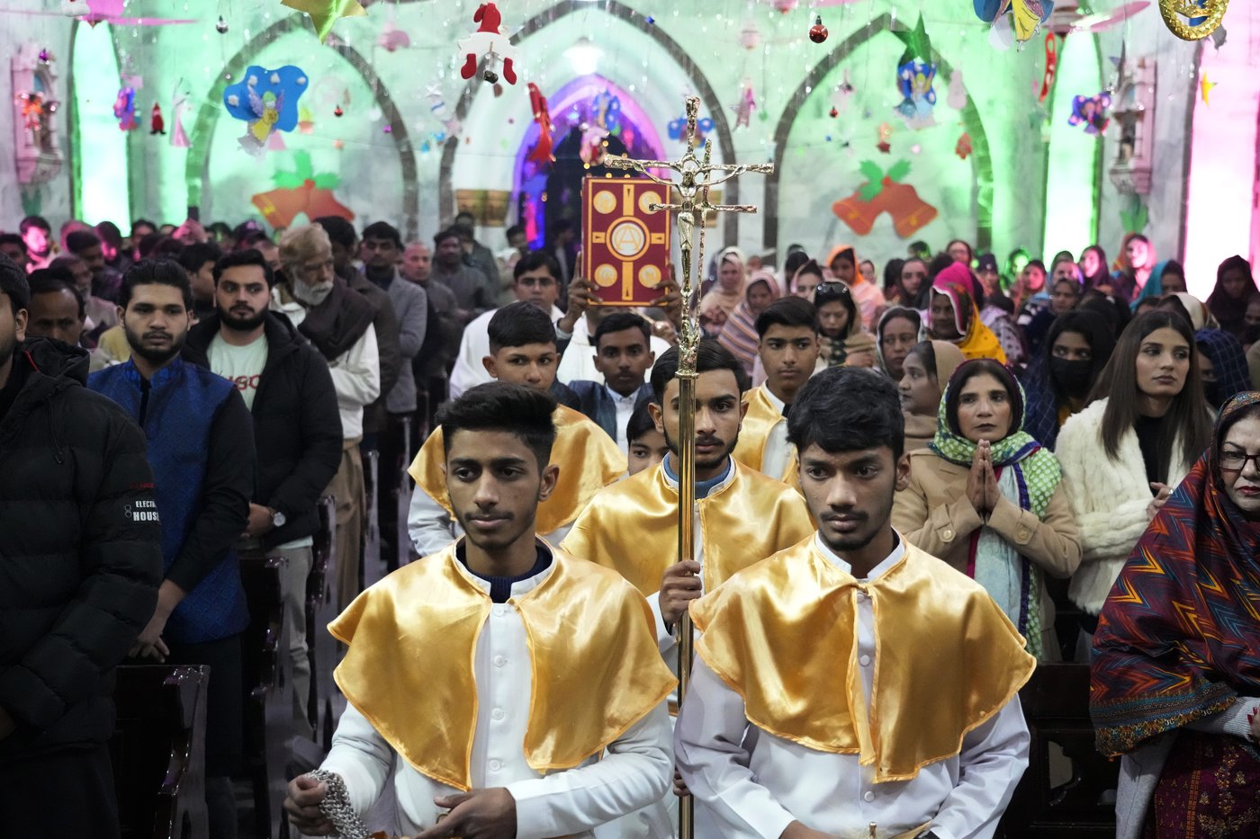Cities worldwide hold subdued Christmas Eve celebrations amid conflicts | iNFOnews.ca Cities worldwide hold subdued Christmas Eve celebrations amid conflicts | iNFOnews.ca