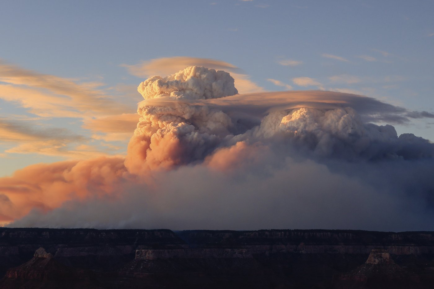 'Fire clouds' over Arizona and Utah wildfires are creating their own erratic climate | iNFOnews.ca