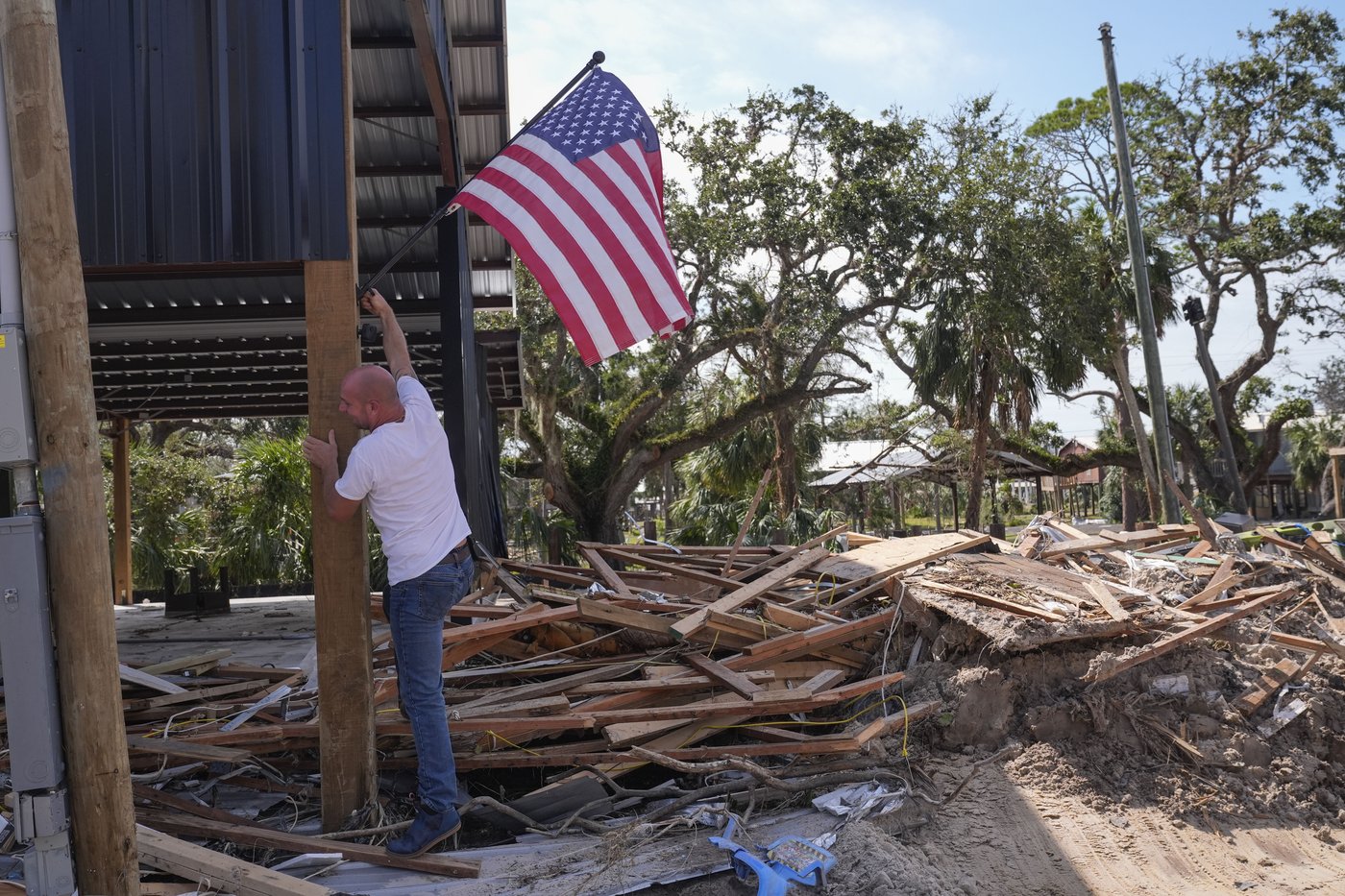 At least 64 dead after Helene's deadly march across the Southeast | iNFOnews.ca