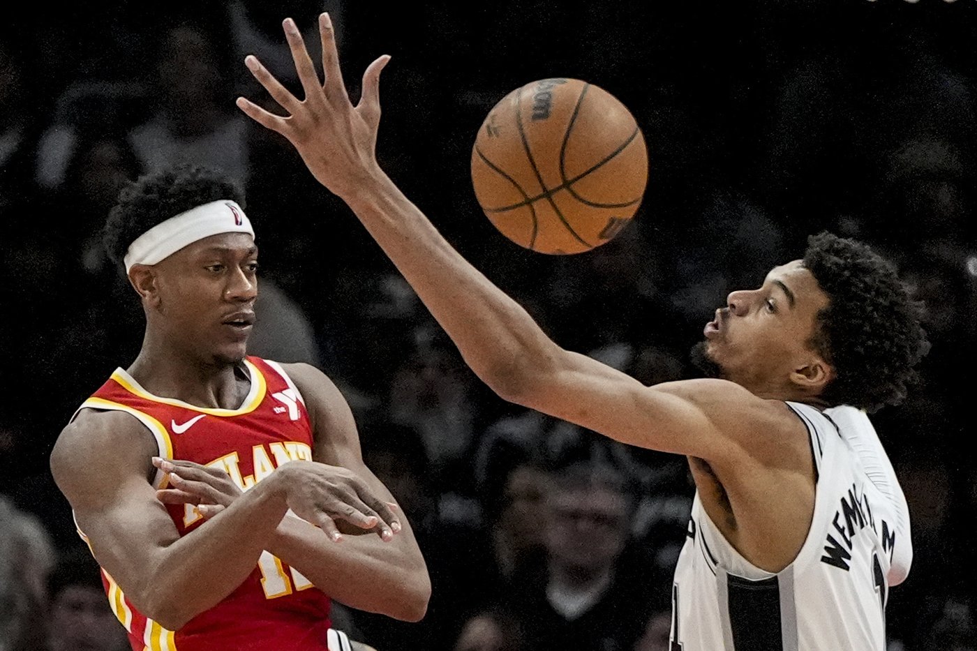 Wembanyama hits decisive free throw as Spurs hold off Hawks 126-125 in Fox's debut | iNFOnews.ca