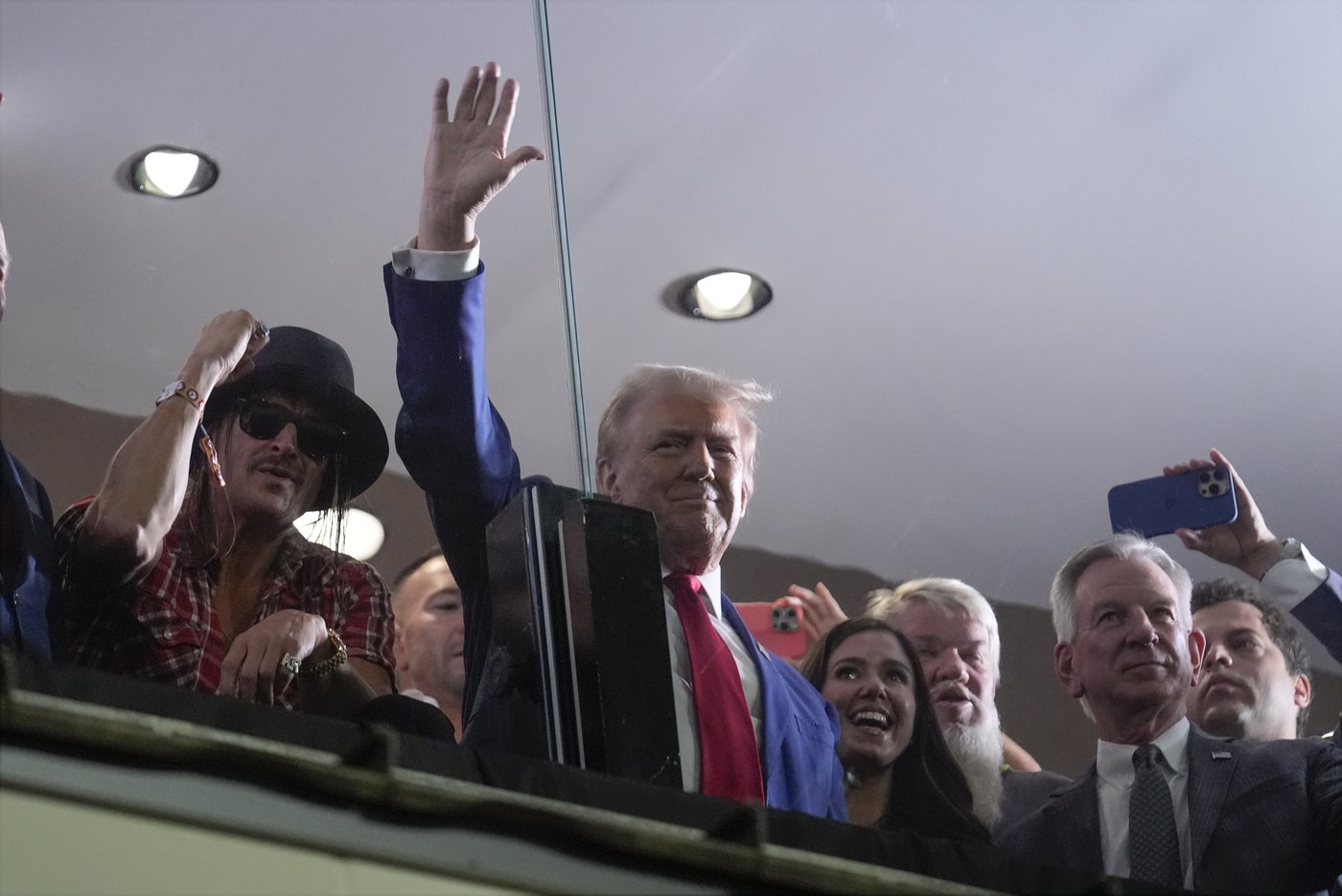 In Alabama, Trump goes from the dark rhetoric of his campaign to adulation of college football fans | iNFOnews.ca