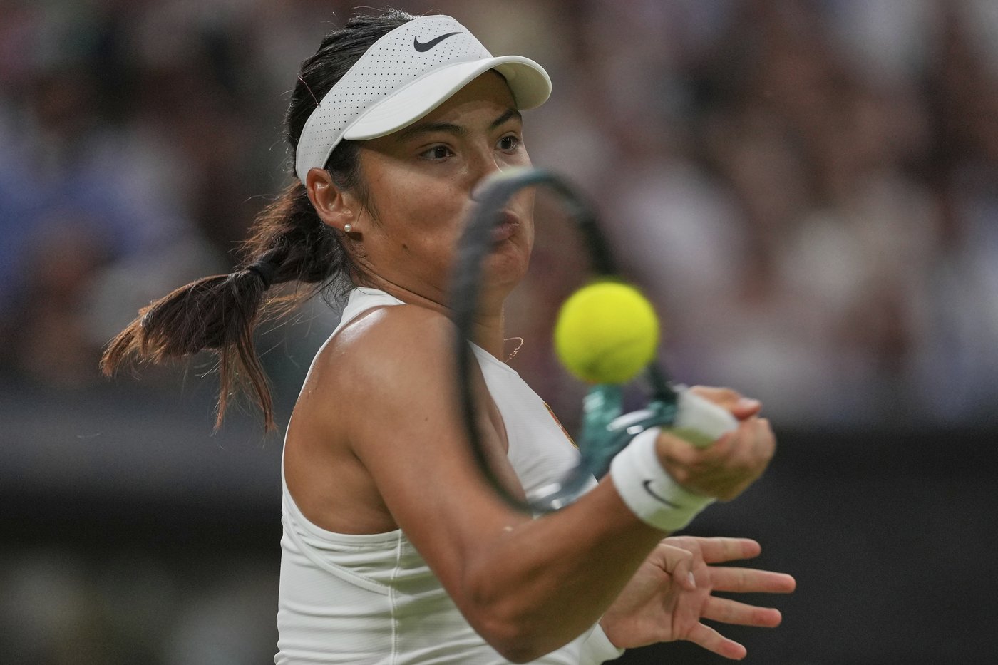 Raducanu frustrated by racket tension problem in Wimbledon loss to Sabalenka | iNFOnews.ca