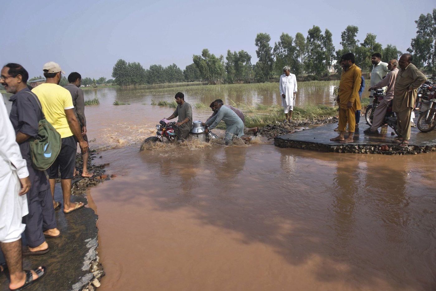 Pakistan races to evacuate tens of thousands stranded by floods in Punjab | iNFOnews.ca