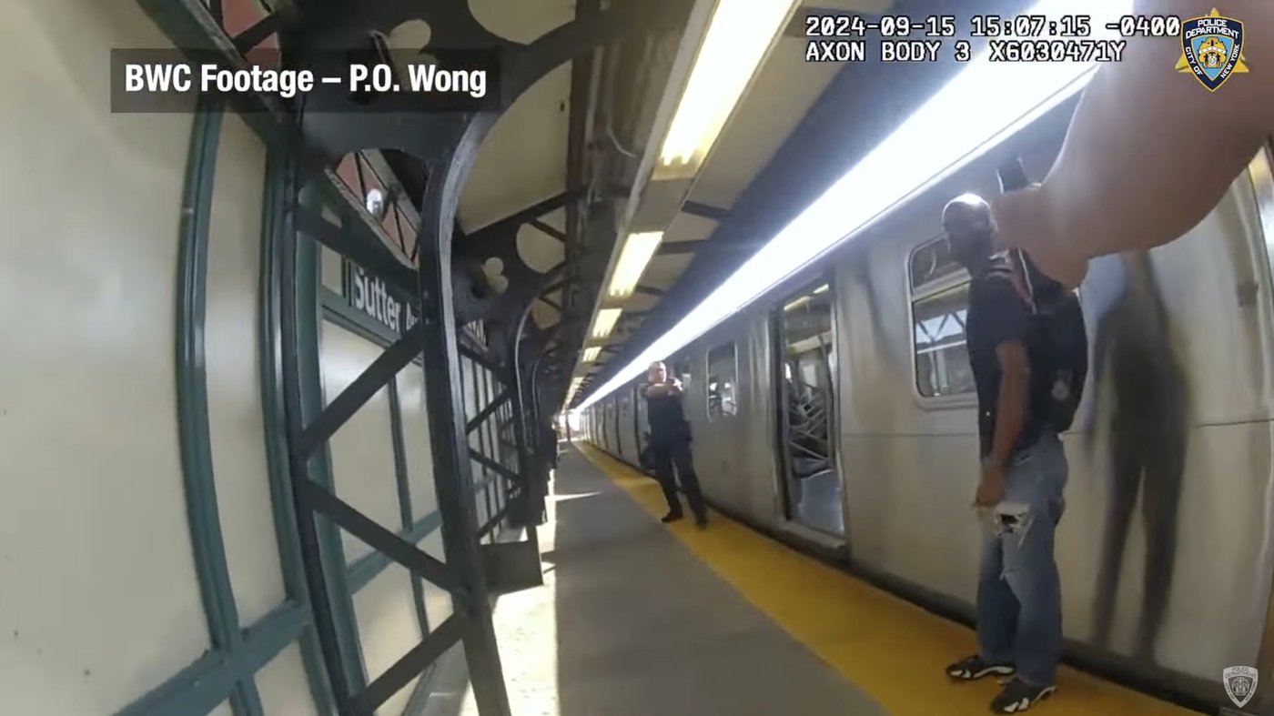 Footage shows NYPD officers firing at man with knife in subway shooting that wounded 4 | iNFOnews.ca Footage shows NYPD officers firing at man with knife in subway shooting that wounded 4 | iNFOnews.ca