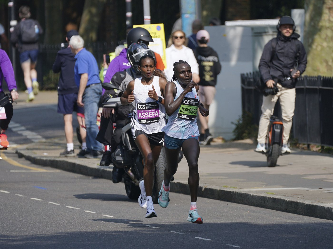 Assefa sets women's only record to win London Marathon women's race after late breakaway | iNFOnews.ca Assefa sets women's only record to win London Marathon women's race after late breakaway | iNFOnews.ca