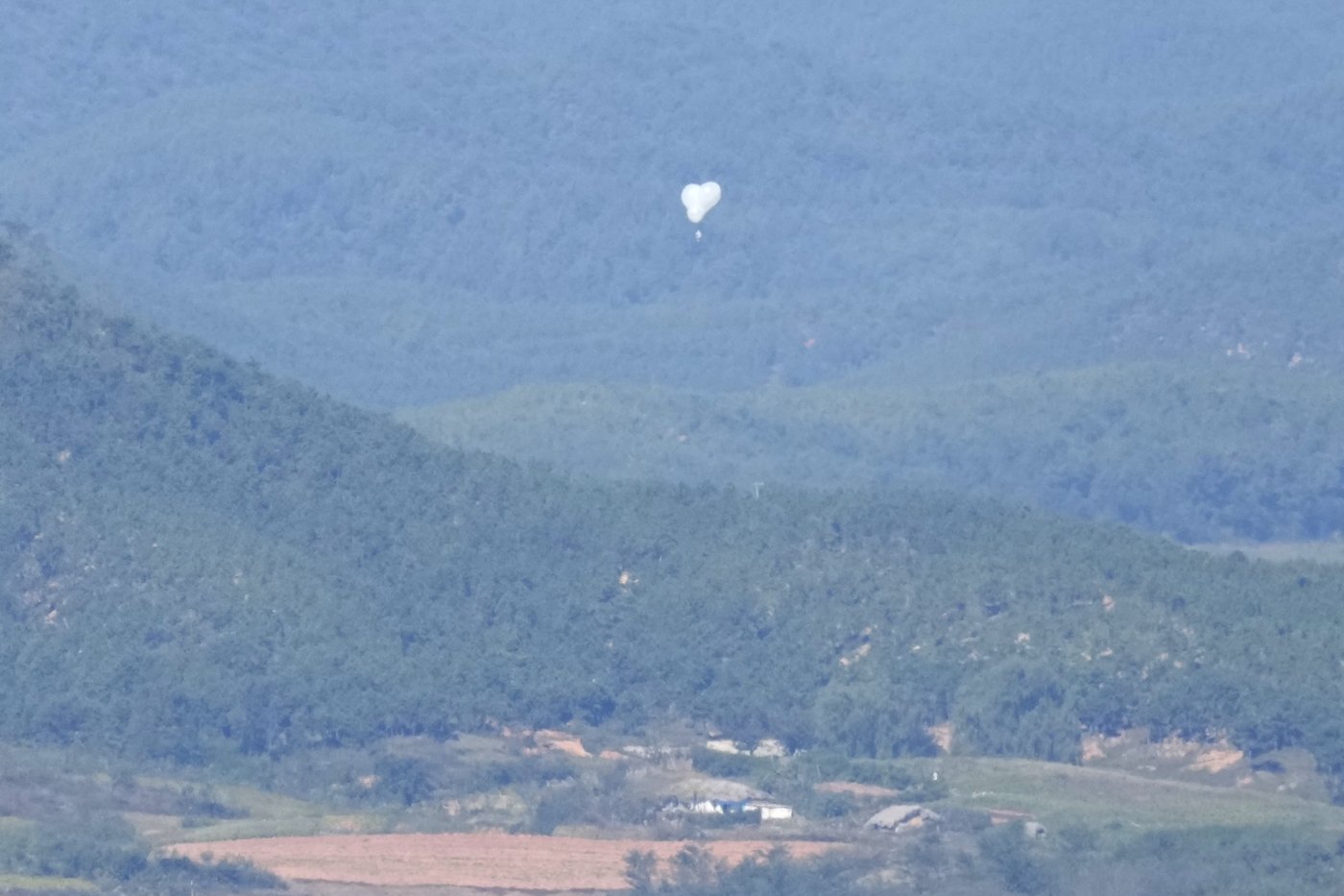 Trash carried by a North Korean balloon again falls on the presidential compound in Seoul | iNFOnews.ca Trash carried by a North Korean balloon again falls on the presidential compound in Seoul | iNFOnews.ca