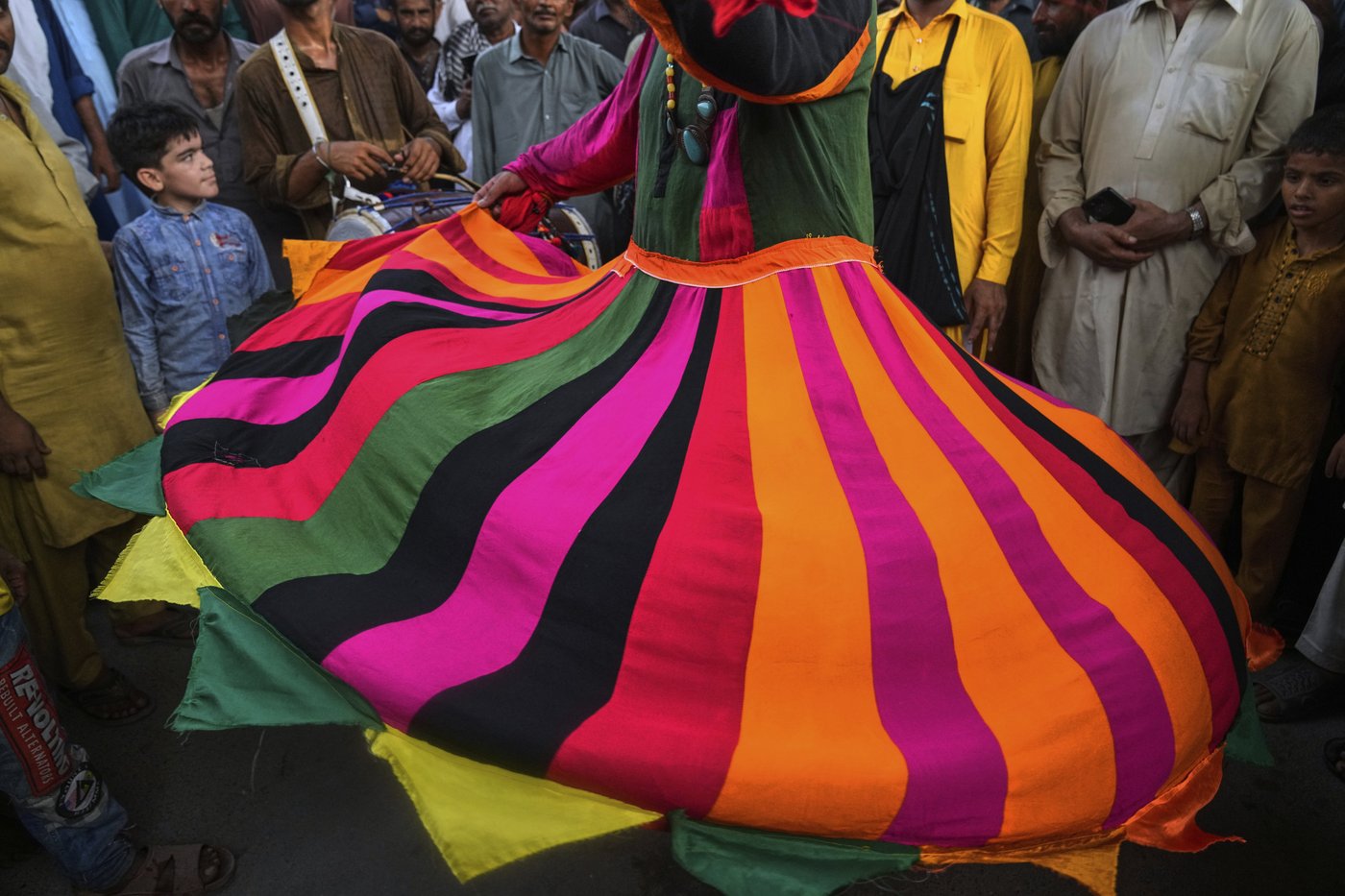 Photos of Pakistan honoring a Sufi saint with drumming, dancing, and bright lights | iNFOnews.ca