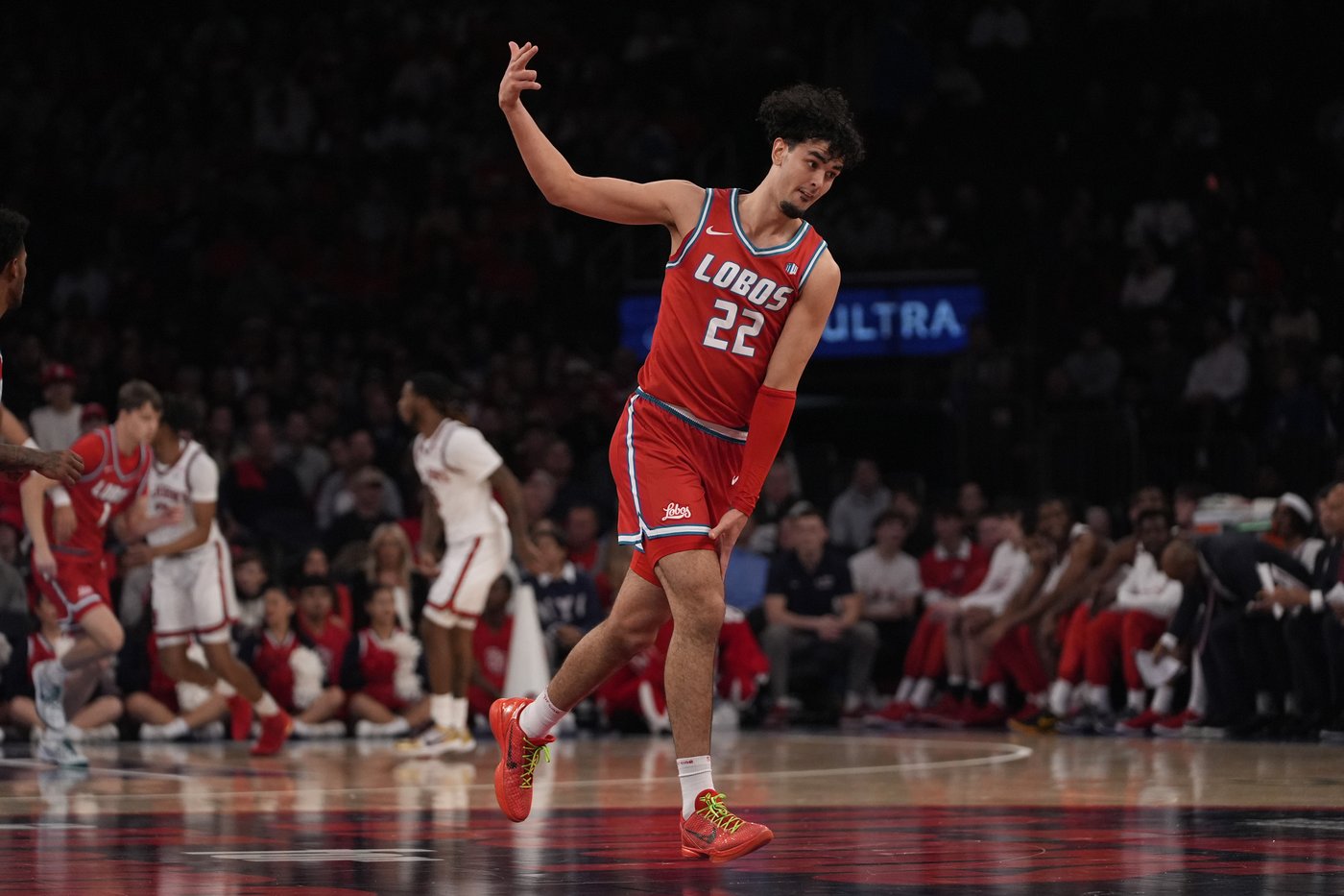Rick Pitino defeats his son in their latest coaching clash as No. 22 St. John's tops New Mexico | iNFOnews.ca