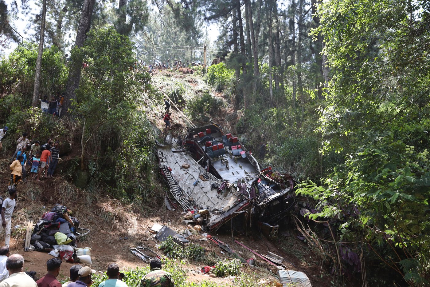 Passenger bus skids off a cliff in Sri Lanka, killing 21 people and injuring 35 | iNFOnews.ca