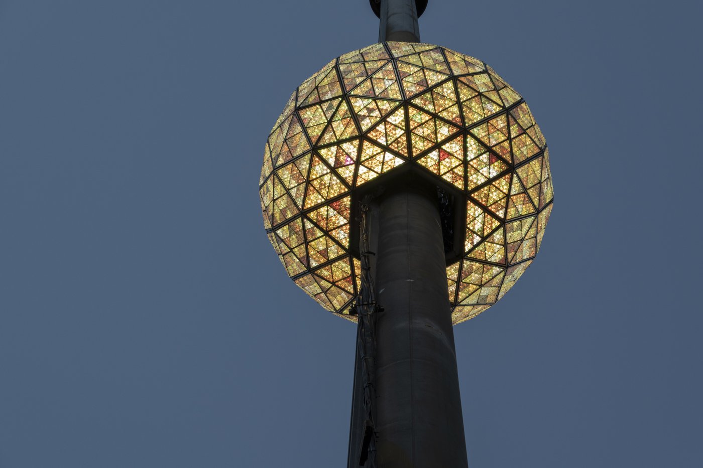 The world welcomes 2025 with light shows, embraces and ice plunges | iNFOnews.ca