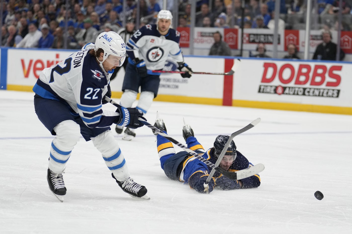 Hellebuyck stops 27 shots, lifts undefeated Jets to 3-2 win over Blues | iNFOnews.ca