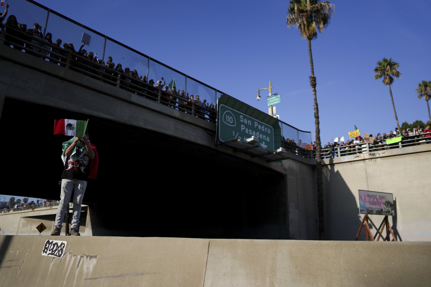 Marchers protesting planned deportations block major freeway in Los Angeles | iNFOnews.ca