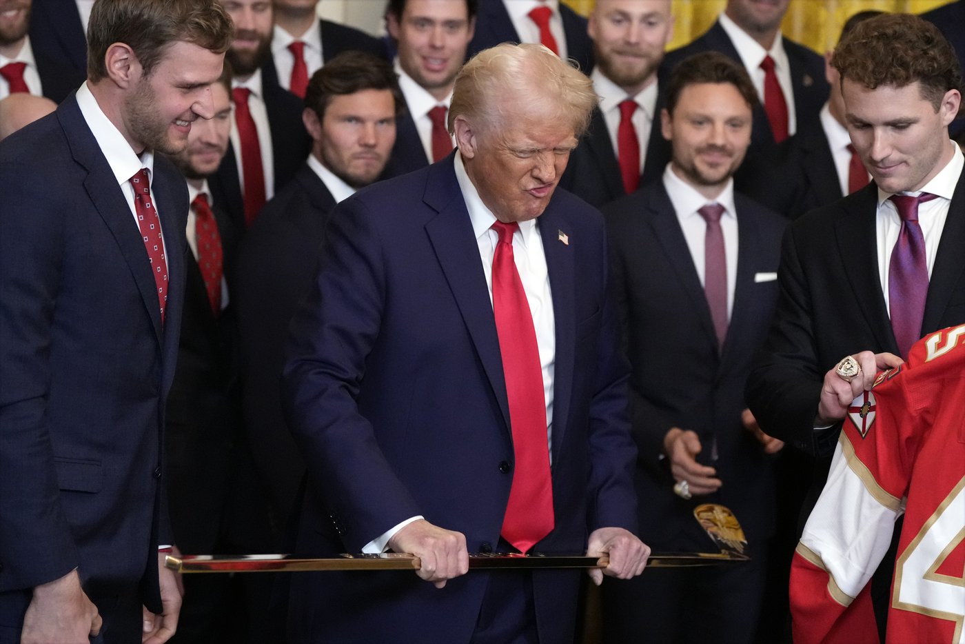 Trump sticks to hockey, avoids tariff talks during Stanley Cup champion Florida Panthers' visit | iNFOnews.ca