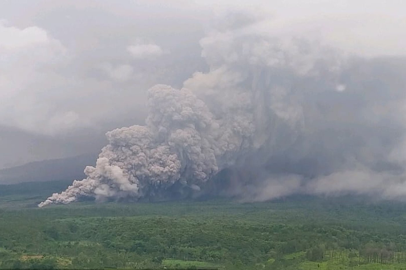 Indonesia's Mount Semeru erupts, blanketing villages with ash and prompting evacuations | iNFOnews.ca