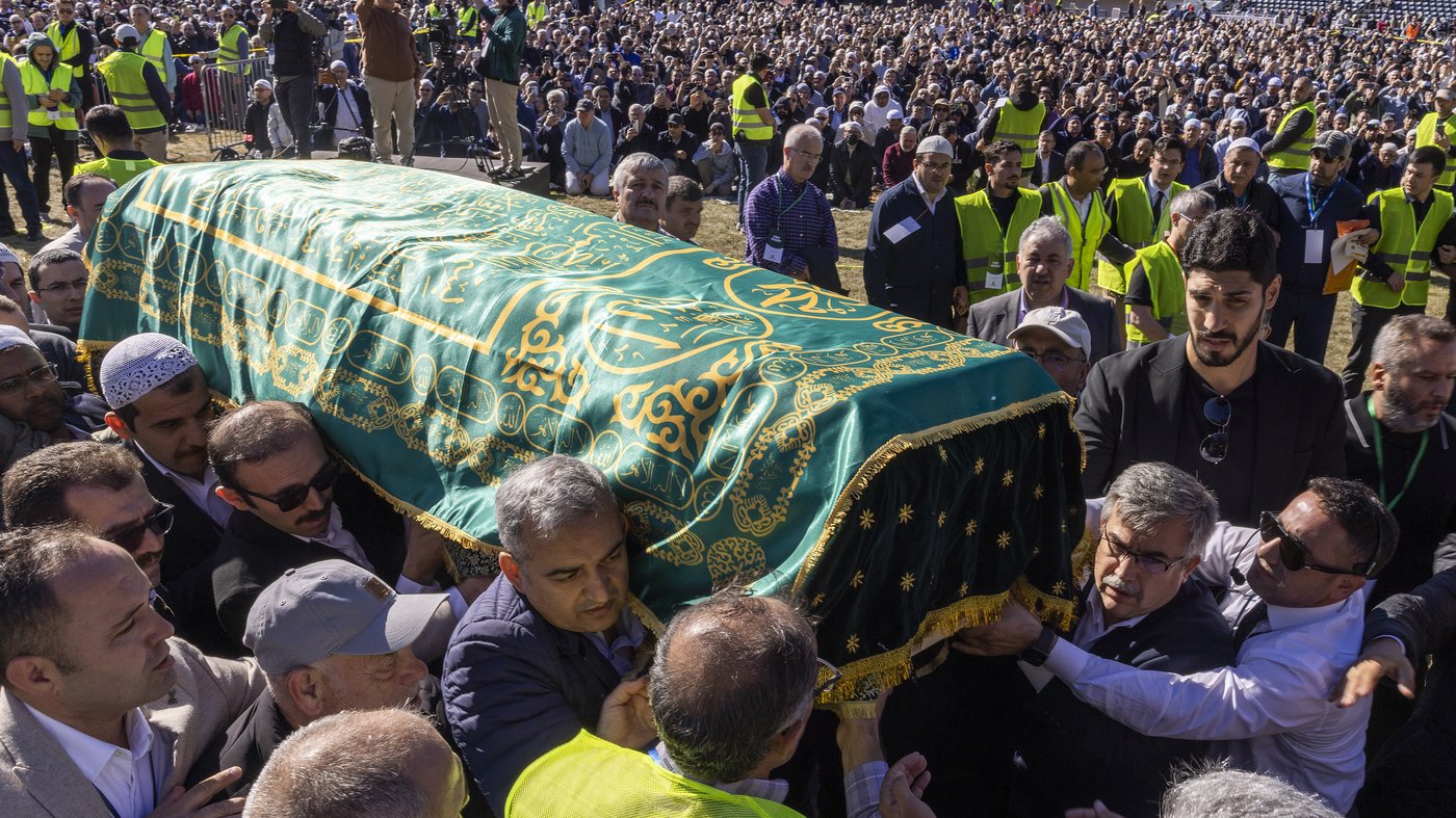 Thousands mourn Fethullah Gülen, a Turkish spiritual leader who died in the US | iNFOnews.ca Thousands mourn Fethullah Gülen, a Turkish spiritual leader who died in the US | iNFOnews.ca