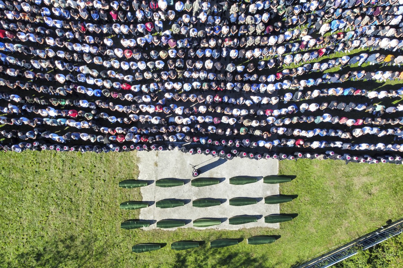 Several thousand attend a funeral service in southern Bosnia for 19 killed in devastating floods | iNFOnews.ca Several thousand attend a funeral service in southern Bosnia for 19 killed in devastating floods | iNFOnews.ca