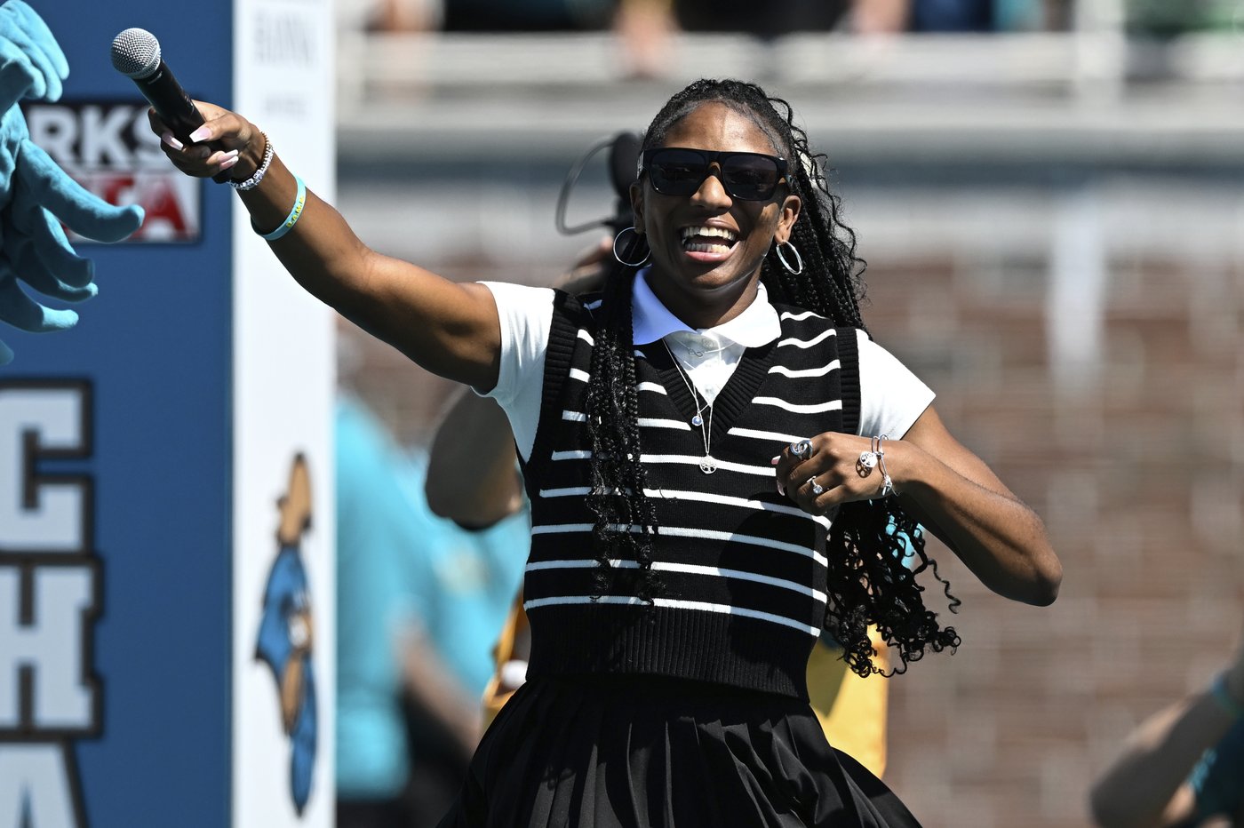 Xavier Brown leads way with 171 yards, Virginia runs over Coastal Carolina in 43-24 win | iNFOnews.ca