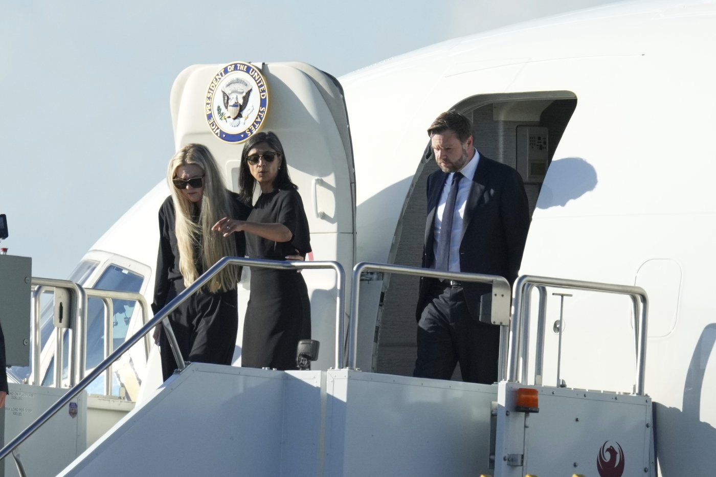 Vance arrives in Arizona with Charlie Kirk's casket aboard Air Force Two | iNFOnews.ca