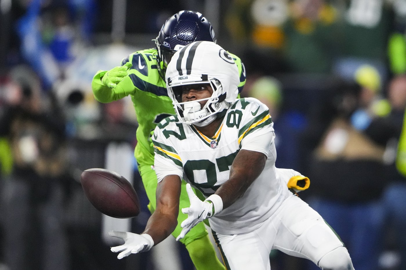 Jordan Love throws for 2 TDs and Packers beat Seahawks 30-13 as Seattle QB Geno Smith injures knee | iNFOnews.ca